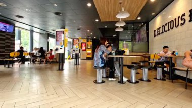 Hafta sonları Bandung şehrindeki restoranların yoğun atmosferinin yüksek kaliteli 4K zaman dilimi görüntüleri. Bandung, 18 Ekim 2025