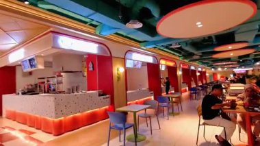 Bandung şehrindeki modern bir restoranın hareketli atmosferinde bir sürü müşteri geliyor ve garsonlar siparişlerle meşgul. Bandung 8 Temmuz 2025