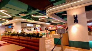 Bandung şehrindeki modern bir restoranın hareketli atmosferinde bir sürü müşteri geliyor ve garsonlar siparişlerle meşgul. Bandung 8 Temmuz 2025