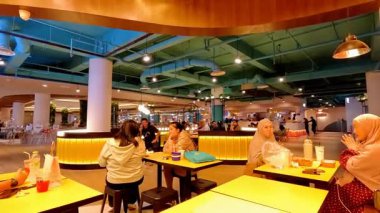 Bandung şehrindeki modern bir restoranın hareketli atmosferinde bir sürü müşteri geliyor ve garsonlar siparişlerle meşgul. Bandung 8 Temmuz 2025