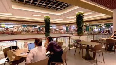 Bandung şehrindeki modern bir restoranın hareketli atmosferinde bir sürü müşteri geliyor ve garsonlar siparişlerle meşgul. Bandung 8 Temmuz 2025