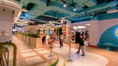 Bandung şehrindeki modern bir restoranın hareketli atmosferinde bir sürü müşteri geliyor ve garsonlar siparişlerle meşgul. Bandung 8 Temmuz 2025