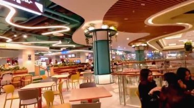 Bandung şehrindeki modern bir restoranın hareketli atmosferinde bir sürü müşteri geliyor ve garsonlar siparişlerle meşgul. Bandung 8 Temmuz 2025