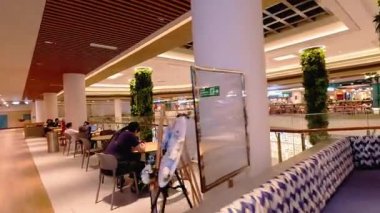 Bandung şehrindeki modern bir restoranın hareketli atmosferinde bir sürü müşteri geliyor ve garsonlar siparişlerle meşgul. Bandung 8 Temmuz 2025