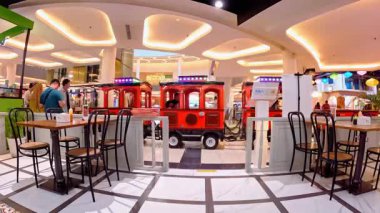 Bandung şehrindeki modern bir restoranın hareketli atmosferinde bir sürü müşteri geliyor ve garsonlar siparişlerle meşgul. Bandung 8 Temmuz 2025