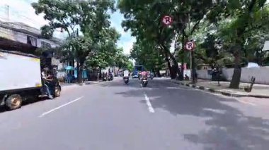 Ağır motosiklet akışının ve metropol bölgesinde gündüz vakti hareket eden arabaların yer aldığı 4K klibi, Bandung, Batı Java, Endonezya 5 Nisan 2025.