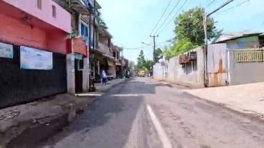 5 Nisan 2025 'te Bandung, Batı Java, Endonezya' da öğleden sonra yapılan koşuşturma sırasında motosiklet ve özel arabalarla dolu kamu yollarının 4K görüntüleri.