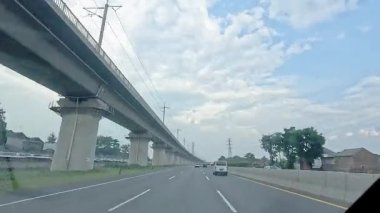 Kalabalık şehir manzarasını gösteren 4K görüntüleri açık bir günde birçok insanın motosiklet sürdüğü ve araba sürdüğü, Bandung, West Java, Endonezya 5 Nisan 2025.