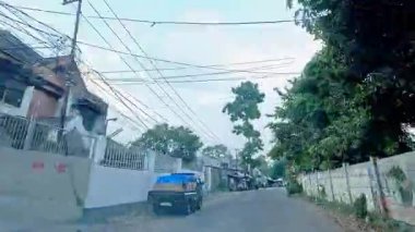 Kalabalık şehir manzarasını gösteren 4K görüntüleri açık bir günde birçok insanın motosiklet sürdüğü ve araba sürdüğü, Bandung, West Java, Endonezya 5 Nisan 2025.