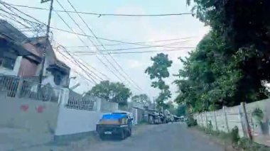 Kalabalık şehir manzarasını gösteren 4K görüntüleri açık bir günde birçok insanın motosiklet sürdüğü ve araba sürdüğü, Bandung, West Java, Endonezya 5 Nisan 2025.