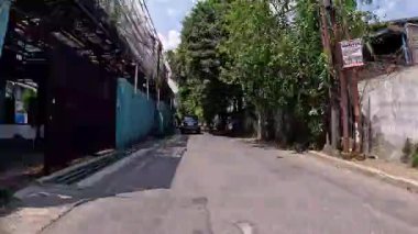 4K sinematik görüntüler Bandung 'un hareketli caddelerini yakalıyor, güneşli bir günde, Bandung, Batı Java, Endonezya 5 Nisan 2025' de, gidip gelen insanları gösteriyor..