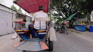 4K sinematik görüntüler Bandung 'un hareketli caddelerini yakalıyor, güneşli bir günde, Bandung, Batı Java, Endonezya 5 Nisan 2025' de, gidip gelen insanları gösteriyor..