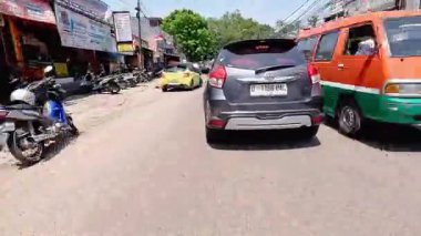 4K sinematik görüntüler Bandung 'un hareketli caddelerini yakalıyor, güneşli bir günde, Bandung, Batı Java, Endonezya 5 Nisan 2025' de, gidip gelen insanları gösteriyor..
