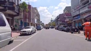 4K sinematik görüntüler Bandung 'un hareketli caddelerini yakalıyor, güneşli bir günde, Bandung, Batı Java, Endonezya 5 Nisan 2025' de, gidip gelen insanları gösteriyor..