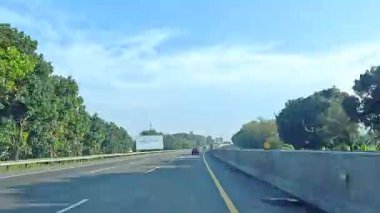 4K sinematik görüntüler Bandung 'un hareketli caddelerini yakalıyor, güneşli bir günde, Bandung, Batı Java, Endonezya 5 Nisan 2025' de, gidip gelen insanları gösteriyor..