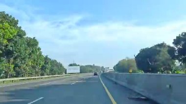 4K sinematik görüntüler Bandung 'un hareketli caddelerini yakalıyor, güneşli bir günde, Bandung, Batı Java, Endonezya 5 Nisan 2025' de, gidip gelen insanları gösteriyor..