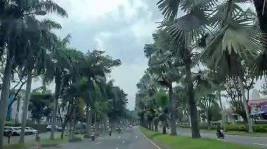 Gün boyunca Bandung sokaklarının 4K görüntüleri ve motosiklet ve araba kullanan insanların faaliyetleri. Bandung, Batı Java, Endonezya 5 Nisan 2025.