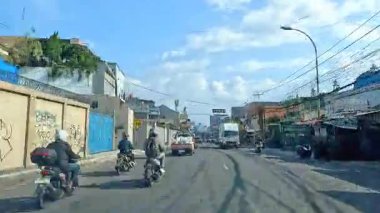 Gün boyunca Bandung sokaklarının 4K görüntüleri ve motosiklet ve araba kullanan insanların faaliyetleri. Bandung, Batı Java, Endonezya 5 Nisan 2025.