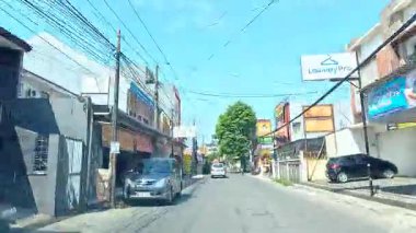 Gün boyunca Bandung sokaklarının 4K görüntüleri ve motosiklet ve araba kullanan insanların faaliyetleri. Bandung, Batı Java, Endonezya 5 Nisan 2025.