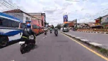 Gün boyunca Bandung sokaklarının 4K görüntüleri ve motosiklet ve araba kullanan insanların faaliyetleri. Bandung, Batı Java, Endonezya 5 Nisan 2025.