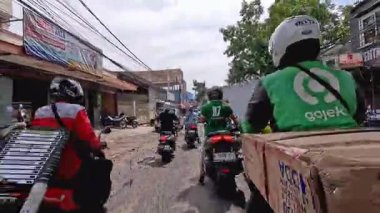 Gün boyunca Bandung sokaklarının 4K görüntüleri ve motosiklet ve araba kullanan insanların faaliyetleri. Bandung, Batı Java, Endonezya 5 Nisan 2025.