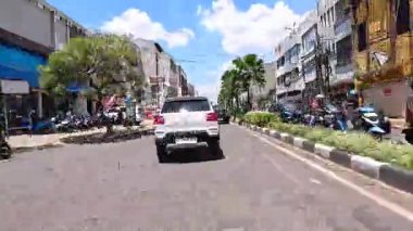 Gün boyunca Bandung sokaklarının 4K görüntüleri ve motosiklet ve araba kullanan insanların faaliyetleri. Bandung, Batı Java, Endonezya 5 Nisan 2025.