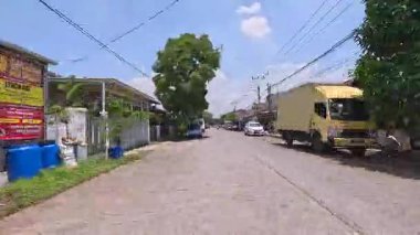 Gün boyunca Bandung sokaklarının 4K görüntüleri ve motosiklet ve araba kullanan insanların faaliyetleri. Bandung, Batı Java, Endonezya 5 Nisan 2025.