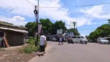 Gün boyunca Bandung sokaklarının 4K görüntüleri ve motosiklet ve araba kullanan insanların faaliyetleri. Bandung, Batı Java, Endonezya 5 Nisan 2025.