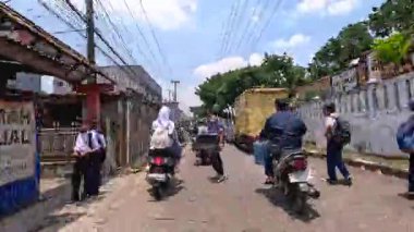 Gün boyunca Bandung sokaklarının 4K görüntüleri ve motosiklet ve araba kullanan insanların faaliyetleri. Bandung, Batı Java, Endonezya 5 Nisan 2025.