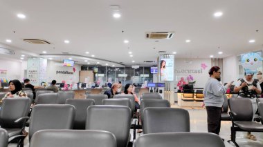 İnsanlar bir hastanenin bekleme odasında kuyruğa girip doktor bekliyorlar. Bandung 2 Haziran 2025