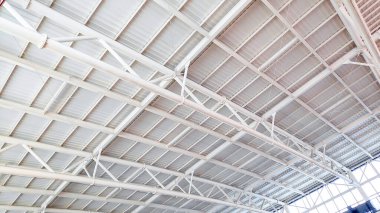 Sağlam ve güçlü demir çerçeveli çatının yakın plan fotoğrafı..