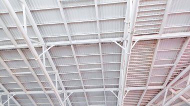 Sağlam ve güçlü demir çerçeveli çatının yakın plan fotoğrafı..