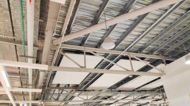 Sağlam ve güçlü demir çerçeveli çatının yakın plan fotoğrafı..