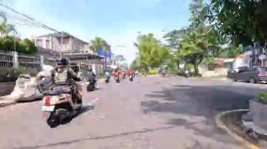 Gün boyunca Bandung sokaklarının 4K görüntüleri ve motosiklet ve araba kullanan insanların faaliyetleri. Bandung, Batı Java, Endonezya 5 Nisan 2025.