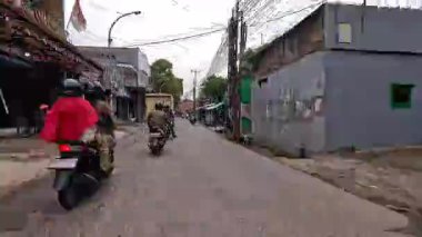 Gün boyunca Bandung sokaklarının 4K görüntüleri ve motosiklet ve araba kullanan insanların faaliyetleri. Bandung, Batı Java, Endonezya 5 Nisan 2025.