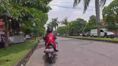 Gün boyunca Bandung sokaklarının 4K görüntüleri ve motosiklet ve araba kullanan insanların faaliyetleri. Bandung, Batı Java, Endonezya 5 Nisan 2025.