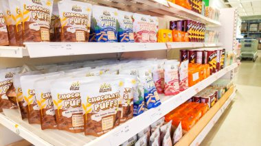 Modern bir perakende mağazasında kalem, kırtasiye malzemeleri, abur cubur ve şişe içki. Bandung 9 Temmuz 2025