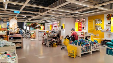 Oh 'un modern ve enerjik, içinde çeşitli atıştırmalıklar ve kırtasiyeler bulunan bir perakende mağazası. Bandung 1 Ekim 2025