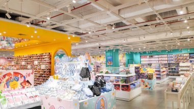 Oh 'un modern ve enerjik, içinde çeşitli atıştırmalıklar ve kırtasiyeler bulunan bir perakende mağazası. Bandung 1 Ekim 2025