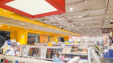 Oh 'un modern ve enerjik, içinde çeşitli atıştırmalıklar ve kırtasiyeler bulunan bir perakende mağazası. Bandung 1 Ekim 2025