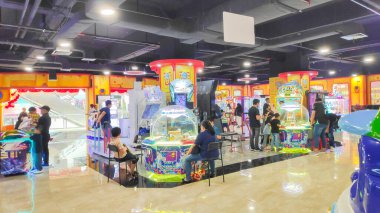 İnsanlar 18 Haziran 2025 'te Bandung' daki neon ışıklı eğlence salonunda eğlenceli bir gün geçiriyorlar..