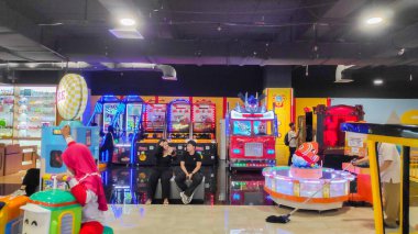 İnsanlar 18 Haziran 2025 'te Bandung' daki neon ışıklı eğlence salonunda eğlenceli bir gün geçiriyorlar..