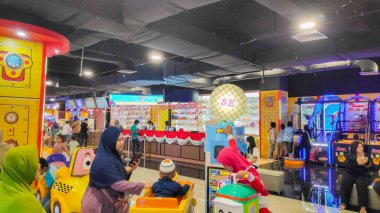 İnsanlar 18 Haziran 2025 'te Bandung' daki neon ışıklı eğlence salonunda eğlenceli bir gün geçiriyorlar..