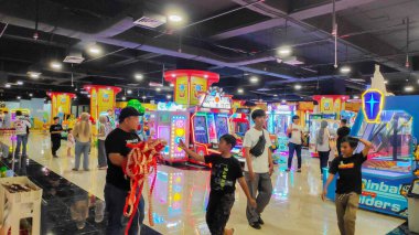 İnsanlar 18 Haziran 2025 'te Bandung' daki neon ışıklı eğlence salonunda eğlenceli bir gün geçiriyorlar..