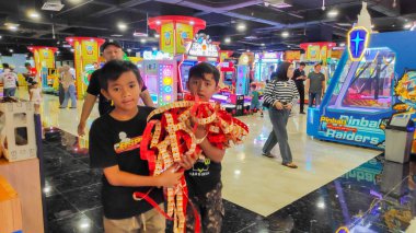 İnsanlar 18 Haziran 2025 'te Bandung' daki neon ışıklı eğlence salonunda eğlenceli bir gün geçiriyorlar..