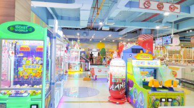 İnsanlar 18 Haziran 2025 'te Bandung' daki neon ışıklı eğlence salonunda eğlenceli bir gün geçiriyorlar..