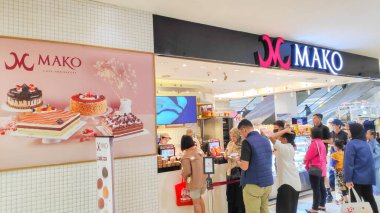 İnsanlar modern bir Mako Pasta ve Fırın dükkanından taze Japon esinlenilmiş ekmek, pasta ve pasta seçiyorlar. Bandung 20 Mayıs 2025