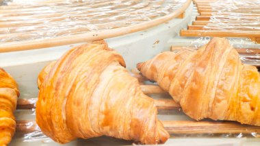 Süpermarketin fırın bölümündeki raflarda duran çeşitli taze ekmek ve hamur işlerinin fotoğraflarını kapat..