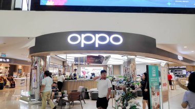 Mal fiyatları pahalı olduğu için alışveriş merkezinin kiracılarının az sayıda müşterisi var gibi görünüyor