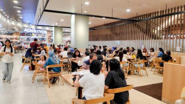 IKEA ve AEON AVM 'deki kalabalık bir kafeteryada yemek yiyen ve sosyalleşen insanların fotoğrafı. Bandung 8 Temmuz 2025